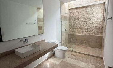 CASA EN VENTA EN PRIVADA TAMORA CONKAL, CON PANELES SOLARES.