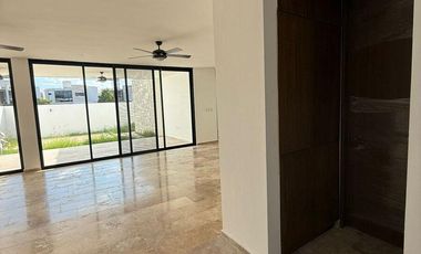 CASA EN VENTA EN PRIVADA TAMORA CONKAL, CON PANELES SOLARES.