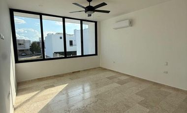 CASA EN VENTA EN PRIVADA TAMORA CONKAL, CON PANELES SOLARES.