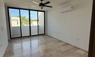 CASA EN VENTA EN PRIVADA TAMORA CONKAL, CON PANELES SOLARES.