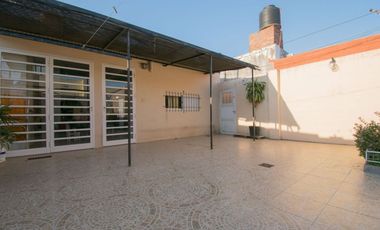 CASA EN VENTA 2 PLANTAS, 5 DORM., PATIO Y COCHERA