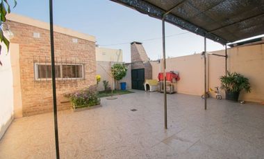 CASA EN VENTA 2 PLANTAS, 5 DORM., PATIO Y COCHERA