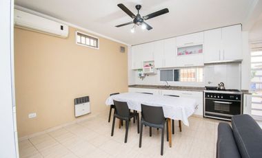 CASA EN VENTA 2 PLANTAS, 5 DORM., PATIO Y COCHERA