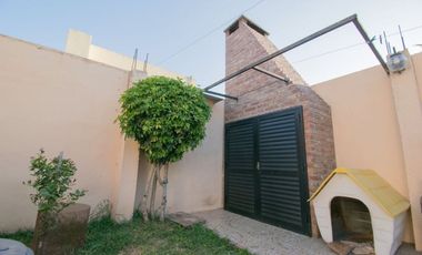 CASA EN VENTA 2 PLANTAS, 5 DORM., PATIO Y COCHERA