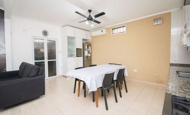 CASA EN VENTA 2 PLANTAS, 5 DORM., PATIO Y COCHERA