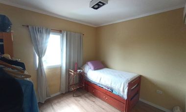 CASA EN VENTA 2 PLANTAS, 5 DORM., PATIO Y COCHERA