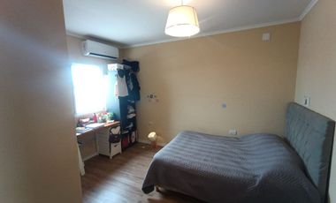 CASA EN VENTA 2 PLANTAS, 5 DORM., PATIO Y COCHERA