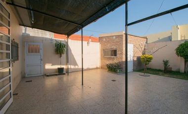 CASA EN VENTA 2 PLANTAS, 5 DORM., PATIO Y COCHERA