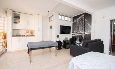 CASA EN VENTA 2 PLANTAS, 5 DORM., PATIO Y COCHERA