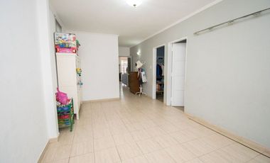 CASA EN VENTA 2 PLANTAS, 5 DORM., PATIO Y COCHERA