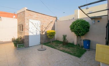 CASA EN VENTA 2 PLANTAS, 5 DORM., PATIO Y COCHERA