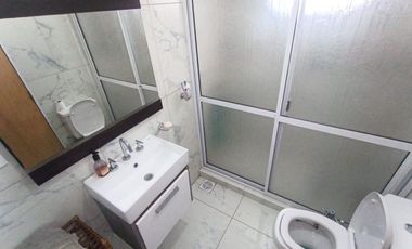 CASA EN VENTA 2 PLANTAS, 5 DORM., PATIO Y COCHERA