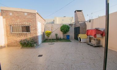 CASA EN VENTA 2 PLANTAS, 5 DORM., PATIO Y COCHERA