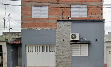 CASA EN VENTA 2 PLANTAS, 5 DORM., PATIO Y COCHERA
