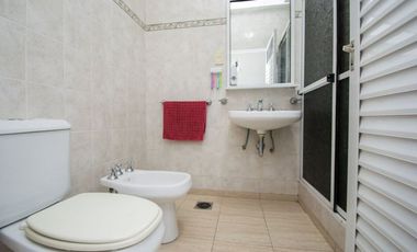 CASA EN VENTA 2 PLANTAS, 5 DORM., PATIO Y COCHERA