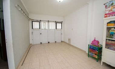 CASA EN VENTA 2 PLANTAS, 5 DORM., PATIO Y COCHERA