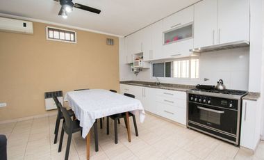 CASA EN VENTA 2 PLANTAS, 5 DORM., PATIO Y COCHERA
