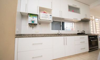 CASA EN VENTA 2 PLANTAS, 5 DORM., PATIO Y COCHERA