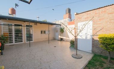 CASA EN VENTA 2 PLANTAS, 5 DORM., PATIO Y COCHERA