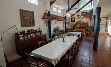 Casa de 8 ambientes, c/cochera, quincho y terraza