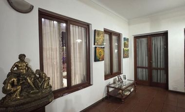 Casa de 8 ambientes, c/cochera, quincho y terraza