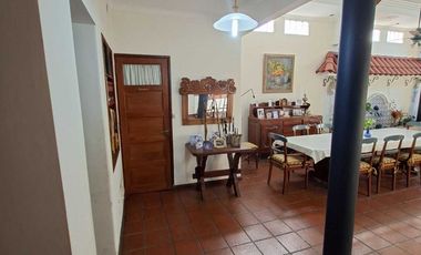 Casa de 8 ambientes, c/cochera, quincho y terraza