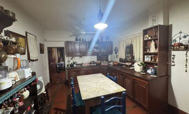 Casa de 8 ambientes, c/cochera, quincho y terraza