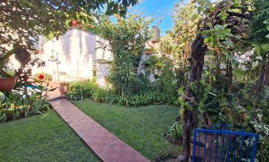 Casa de 8 ambientes, c/cochera, quincho y terraza