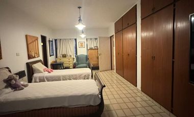 Casa de 8 ambientes, c/cochera, quincho y terraza