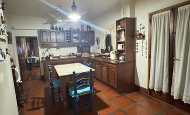 Casa de 8 ambientes, c/cochera, quincho y terraza