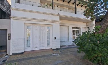 Casa de 8 ambientes, c/cochera, quincho y terraza