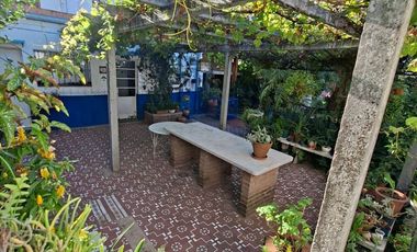 Casa de 8 ambientes, c/cochera, quincho y terraza