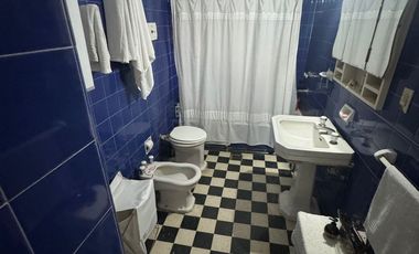 Casa de 8 ambientes, c/cochera, quincho y terraza