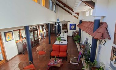 Casa de 8 ambientes, c/cochera, quincho y terraza