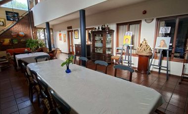 Casa de 8 ambientes, c/cochera, quincho y terraza