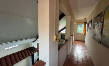 Casa de 8 ambientes, c/cochera, quincho y terraza