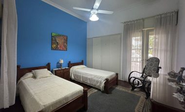 Casa de 8 ambientes, c/cochera, quincho y terraza