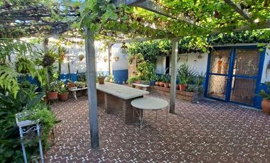 Casa de 8 ambientes, c/cochera, quincho y terraza