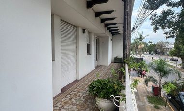 Casa de 8 ambientes, c/cochera, quincho y terraza