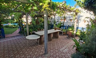 Casa de 8 ambientes, c/cochera, quincho y terraza