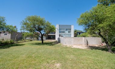MODERNA CASA, CON 5 DORM, PILETA Y PARRILLA.