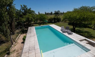 MODERNA CASA, CON 5 DORM, PILETA Y PARRILLA.