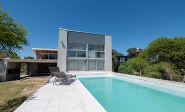 MODERNA CASA, CON 5 DORM, PILETA Y PARRILLA.