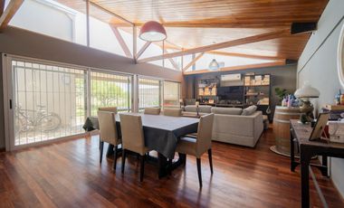MODERNA CASA, CON 5 DORM, PILETA Y PARRILLA.