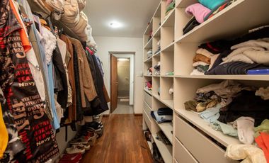 MODERNA CASA, CON 5 DORM, PILETA Y PARRILLA.