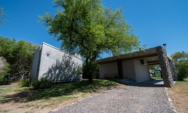 MODERNA CASA, CON 5 DORM, PILETA Y PARRILLA.