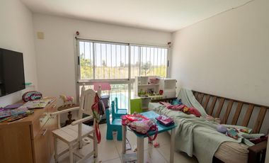 MODERNA CASA, CON 5 DORM, PILETA Y PARRILLA.