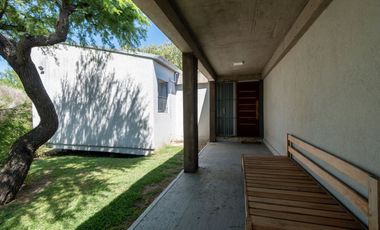 MODERNA CASA, CON 5 DORM, PILETA Y PARRILLA.