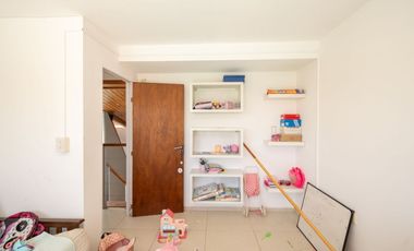 MODERNA CASA, CON 5 DORM, PILETA Y PARRILLA.