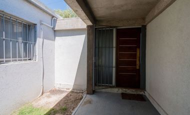 MODERNA CASA, CON 5 DORM, PILETA Y PARRILLA.